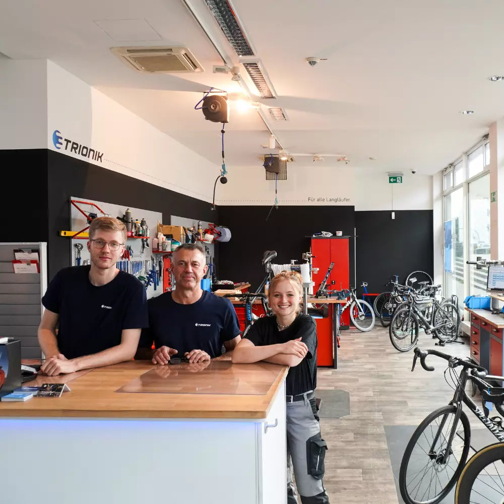 Trionik Werkstattteam in ihrer Fahrradwerkstatt in Hamburg