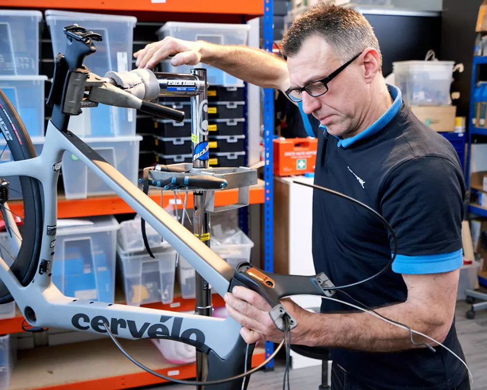 Trionik Fahrradmechaniker bei der Arbeit in der eigenen Fahrradwerkstatt