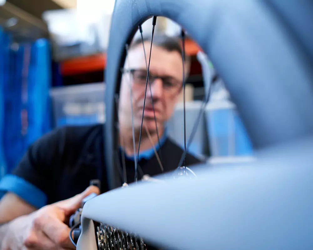 Trionik Fahrradmechaniker bei der Arbeit in der eigenen Fahrradwerkstatt