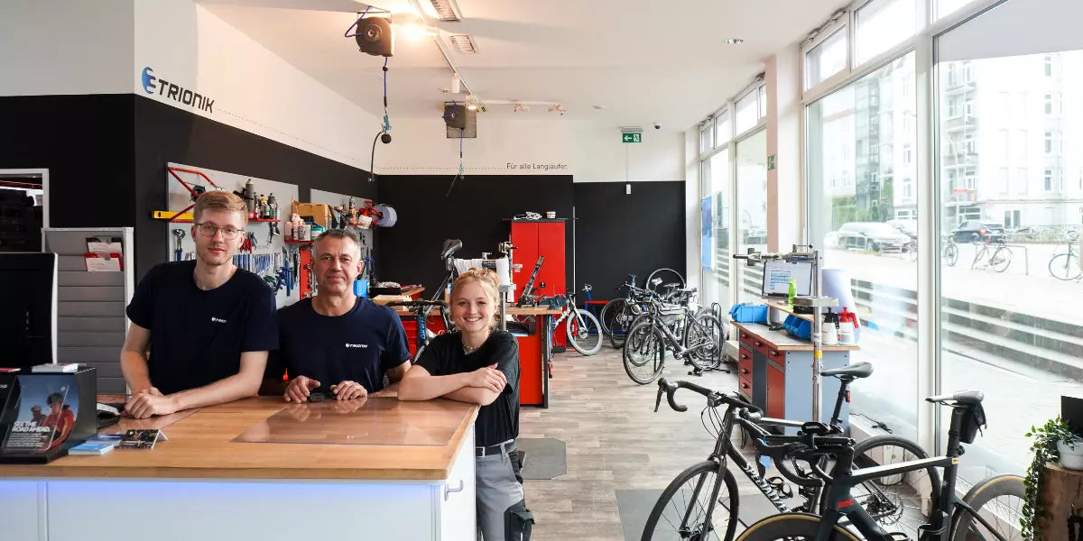 Das Trionik Werkstattteam in der Fahrradwerkstatt in Hamburg.